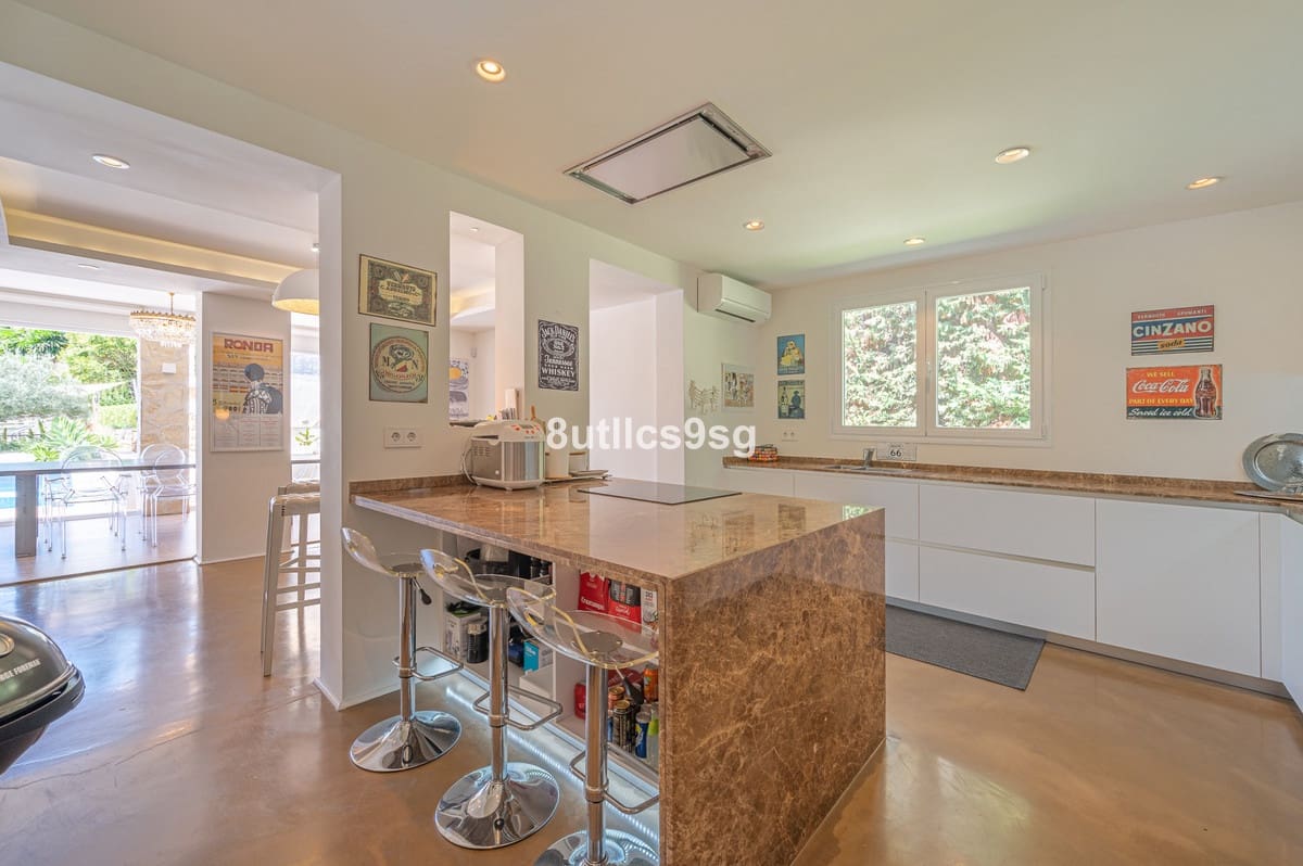 5 bedroom Villa for sale in Nueva Andalucia with pool - € 2,490,000 (Ref: 9712123)