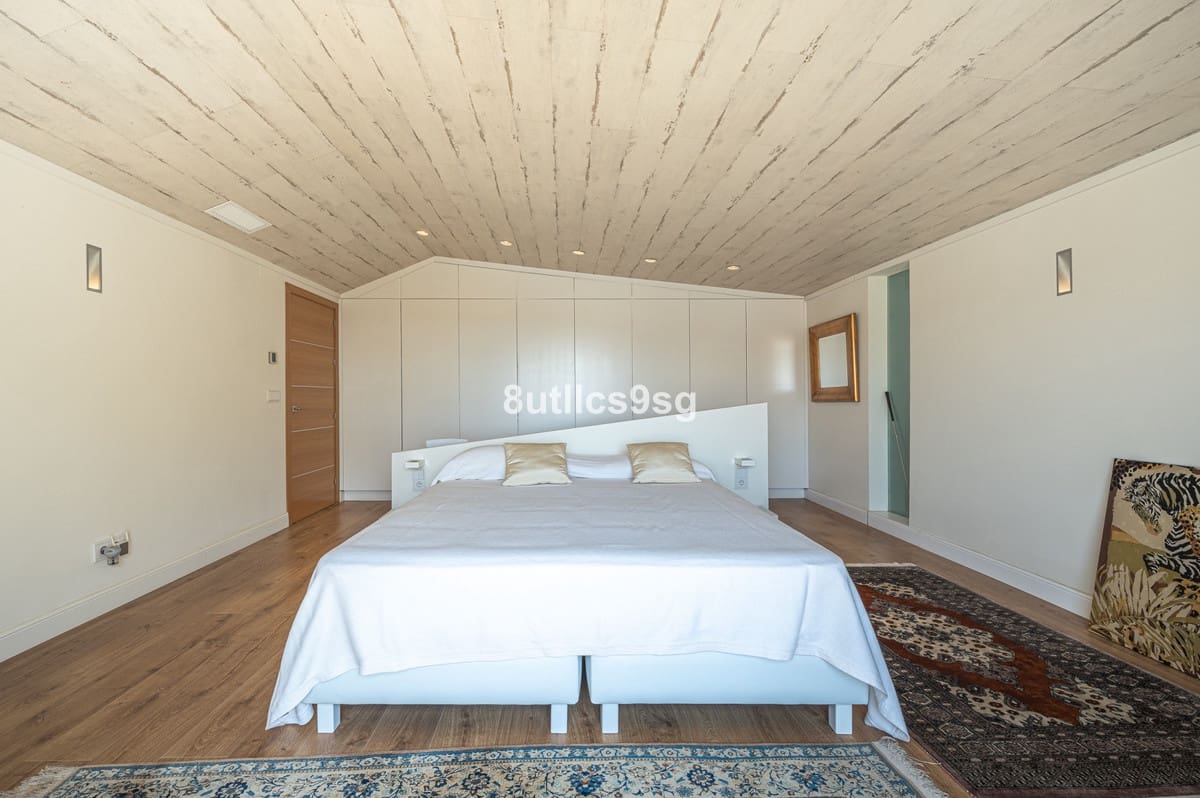 5 bedroom Villa for sale in Nueva Andalucia with pool - € 2,490,000 (Ref: 9712123)
