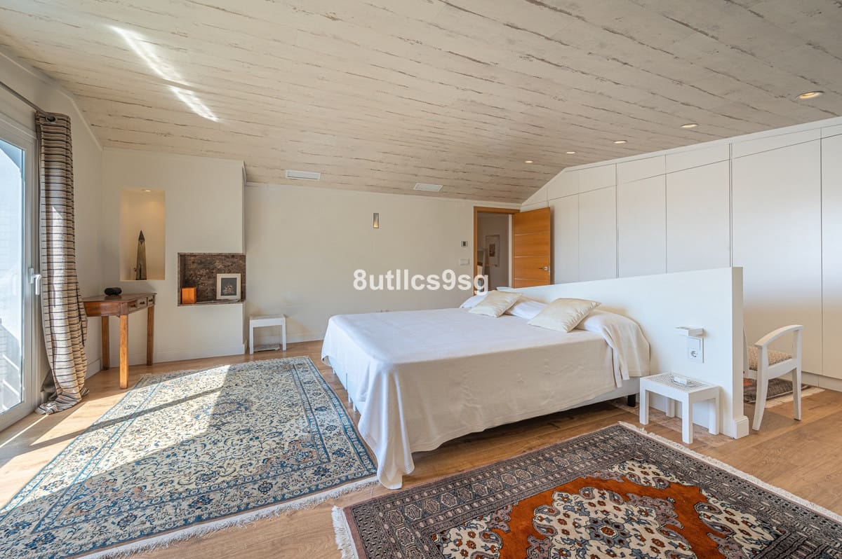 5 bedroom Villa for sale in Nueva Andalucia with pool - € 2,490,000 (Ref: 9712123)