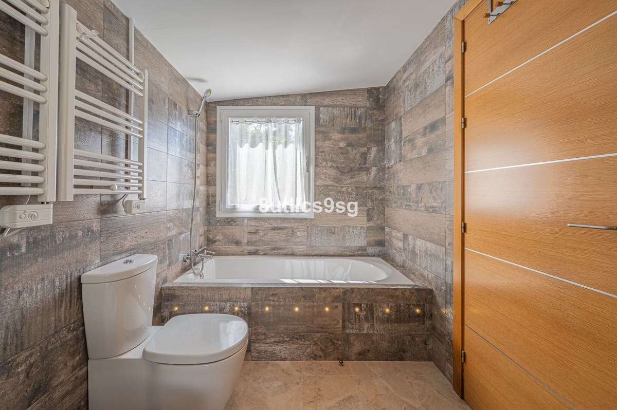 5 bedroom Villa for sale in Nueva Andalucia with pool - € 2,490,000 (Ref: 9712123)