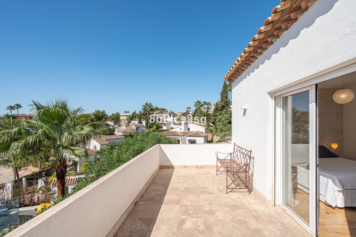5 bedroom Villa for sale in Nueva Andalucia with pool - € 2,490,000 (Ref: 9712123)
