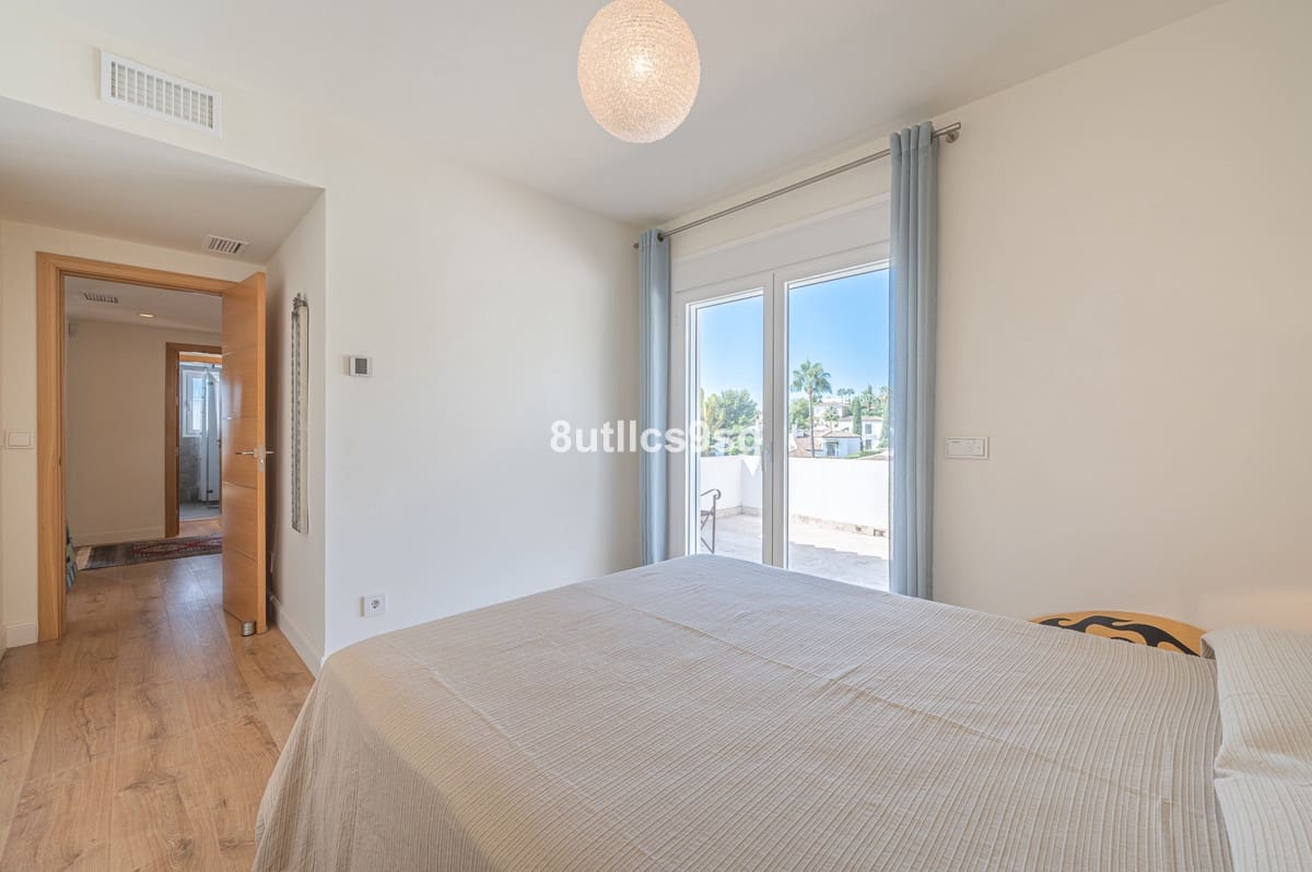 5 bedroom Villa for sale in Nueva Andalucia with pool - € 2,490,000 (Ref: 9712123)