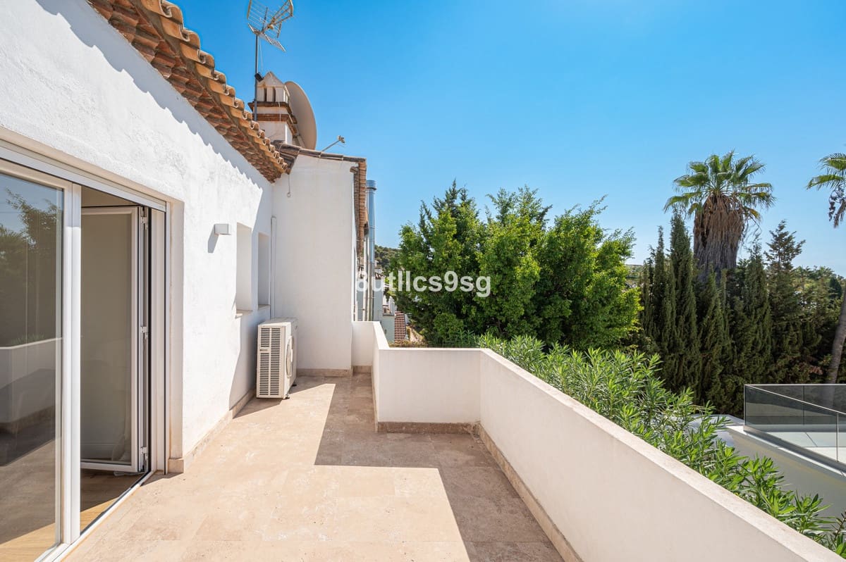 5 bedroom Villa for sale in Nueva Andalucia with pool - € 2,490,000 (Ref: 9712123)