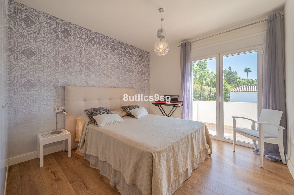 5 bedroom Villa for sale in Nueva Andalucia with pool - € 2,490,000 (Ref: 9712123)