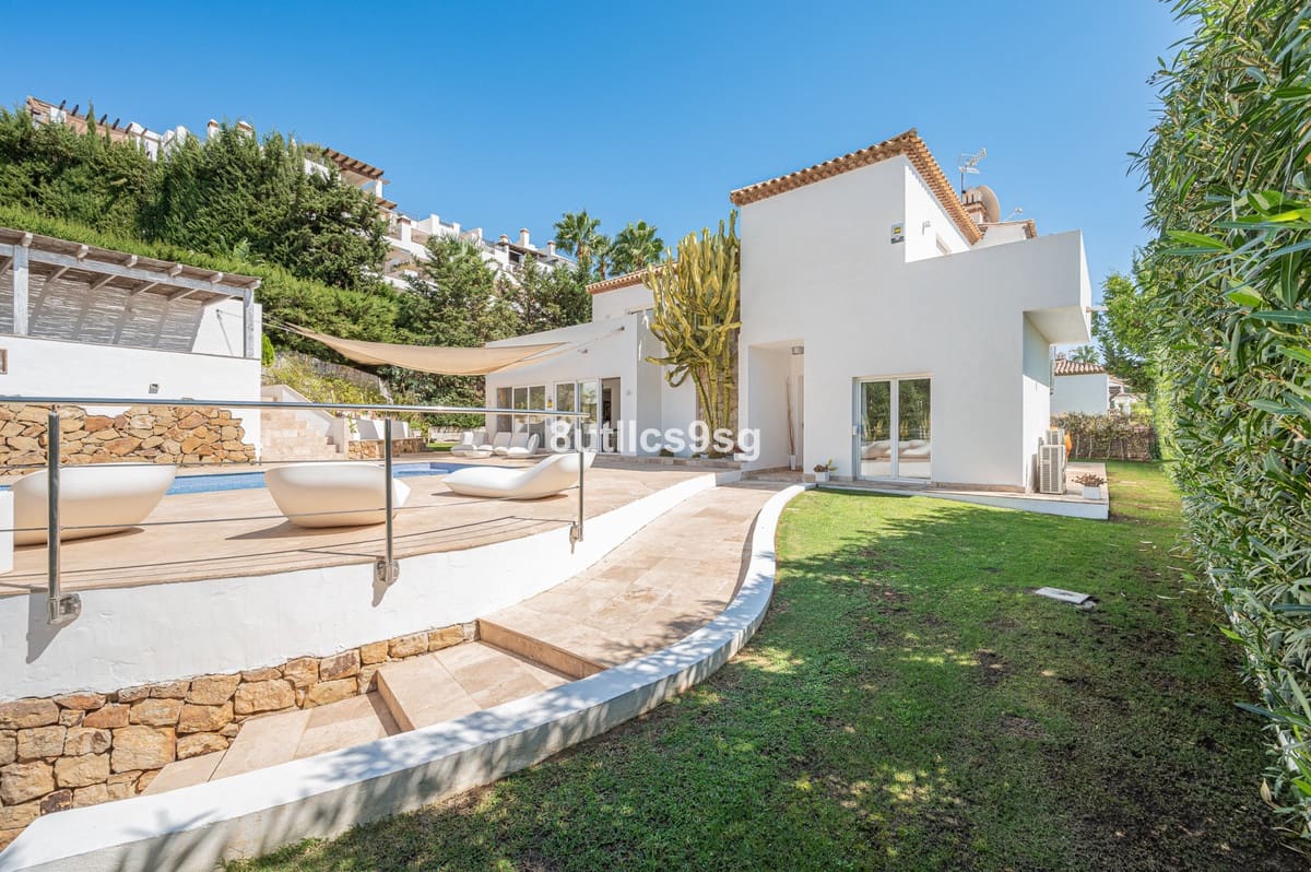 5 bedroom Villa for sale in Nueva Andalucia with pool - € 2,490,000 (Ref: 9712123)