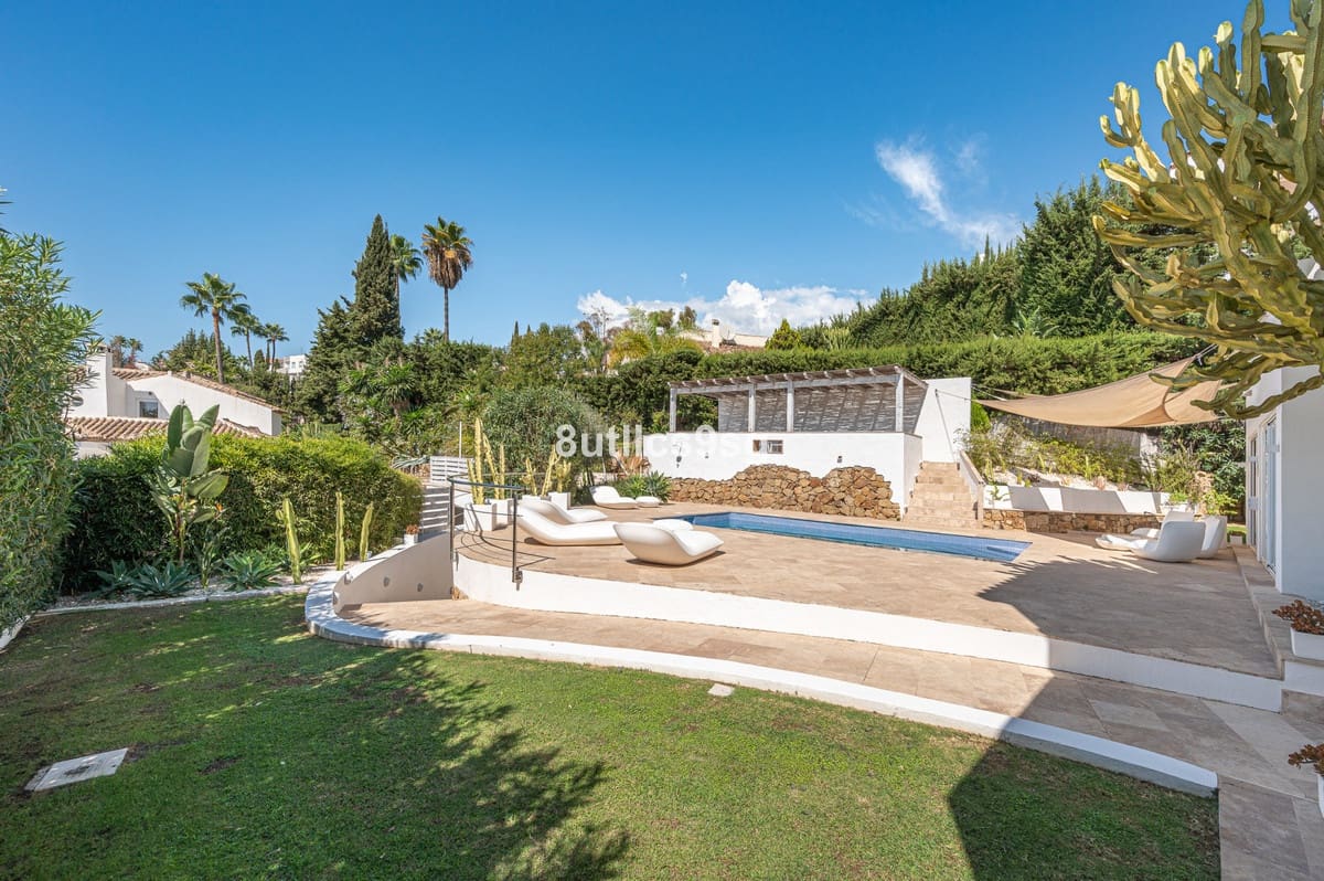 5 bedroom Villa for sale in Nueva Andalucia with pool - € 2,490,000 (Ref: 9712123)