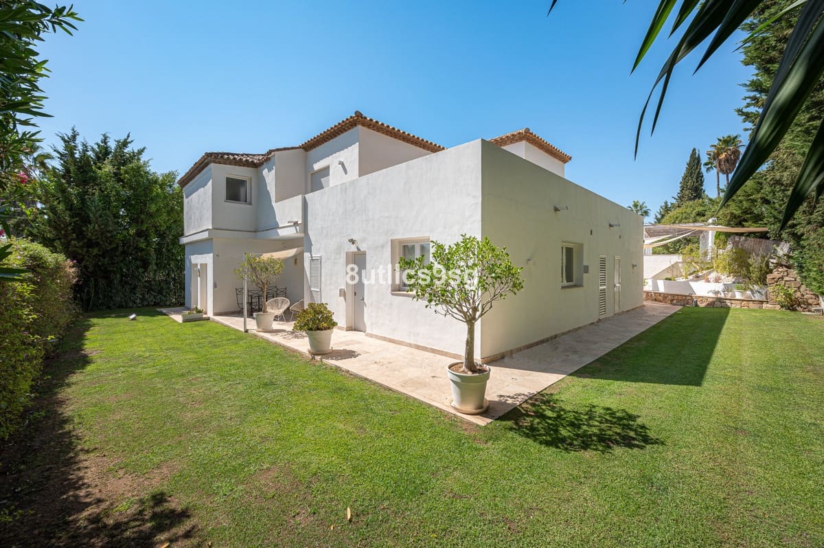 5 bedroom Villa for sale in Nueva Andalucia with pool - € 2,490,000 (Ref: 9712123)