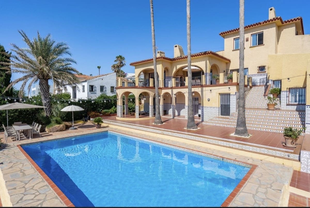 8 sypialnia Willa na sprzedaż w Estepona z basenem - 1 740 000 € (Ref: 9714849)