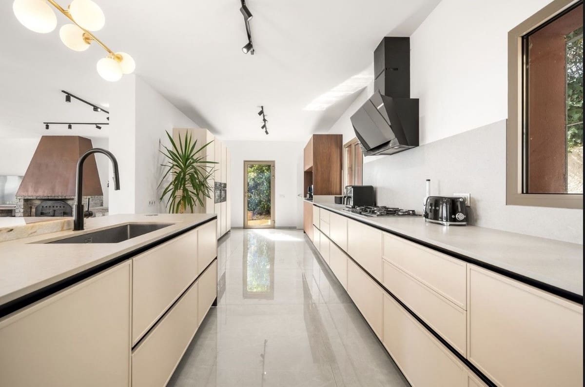 8 sypialnia Willa na sprzedaż w Estepona z basenem - 1 740 000 € (Ref: 9714849)