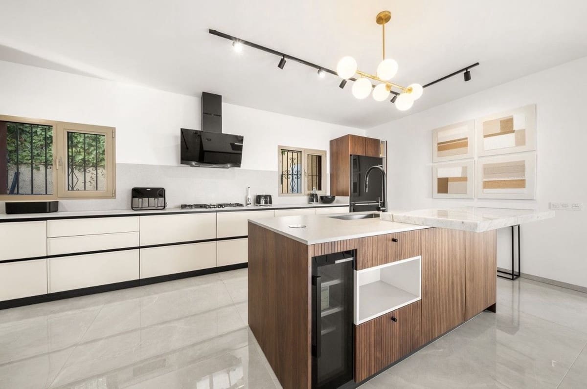 8 sypialnia Willa na sprzedaż w Estepona z basenem - 1 740 000 € (Ref: 9714849)