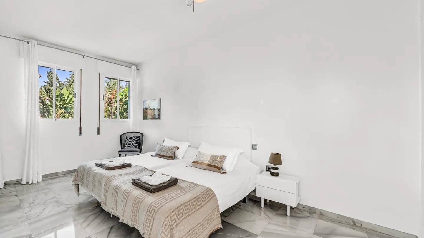 8 makuuhuone Huvila myytävänä paikassa Nueva Andalucia mukana uima-altaan - 2 250 000 € (Ref: 9714850)