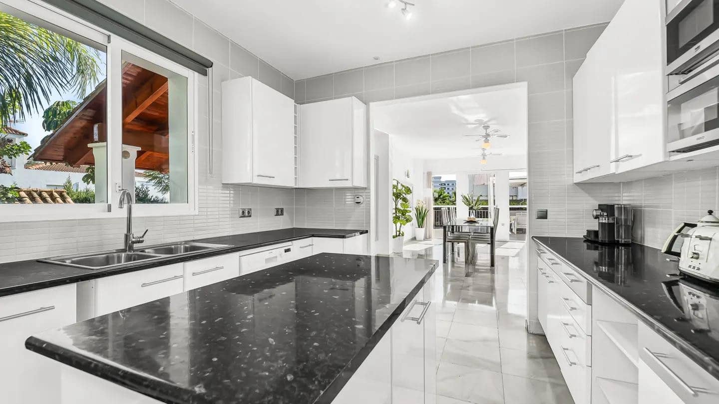 8 makuuhuone Huvila myytävänä paikassa Nueva Andalucia mukana uima-altaan - 2 250 000 € (Ref: 9714850)