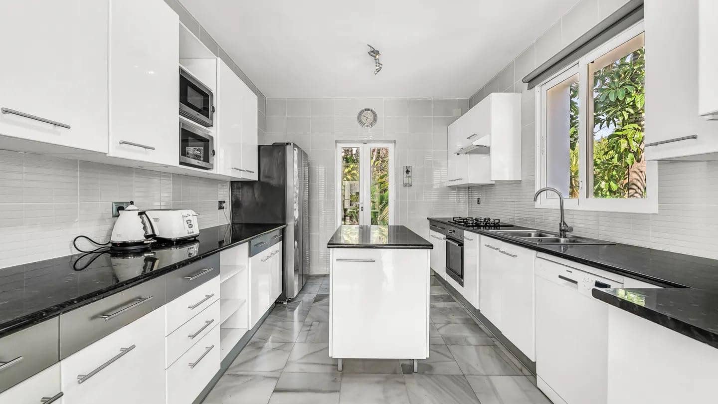 8 makuuhuone Huvila myytävänä paikassa Nueva Andalucia mukana uima-altaan - 2 250 000 € (Ref: 9714850)