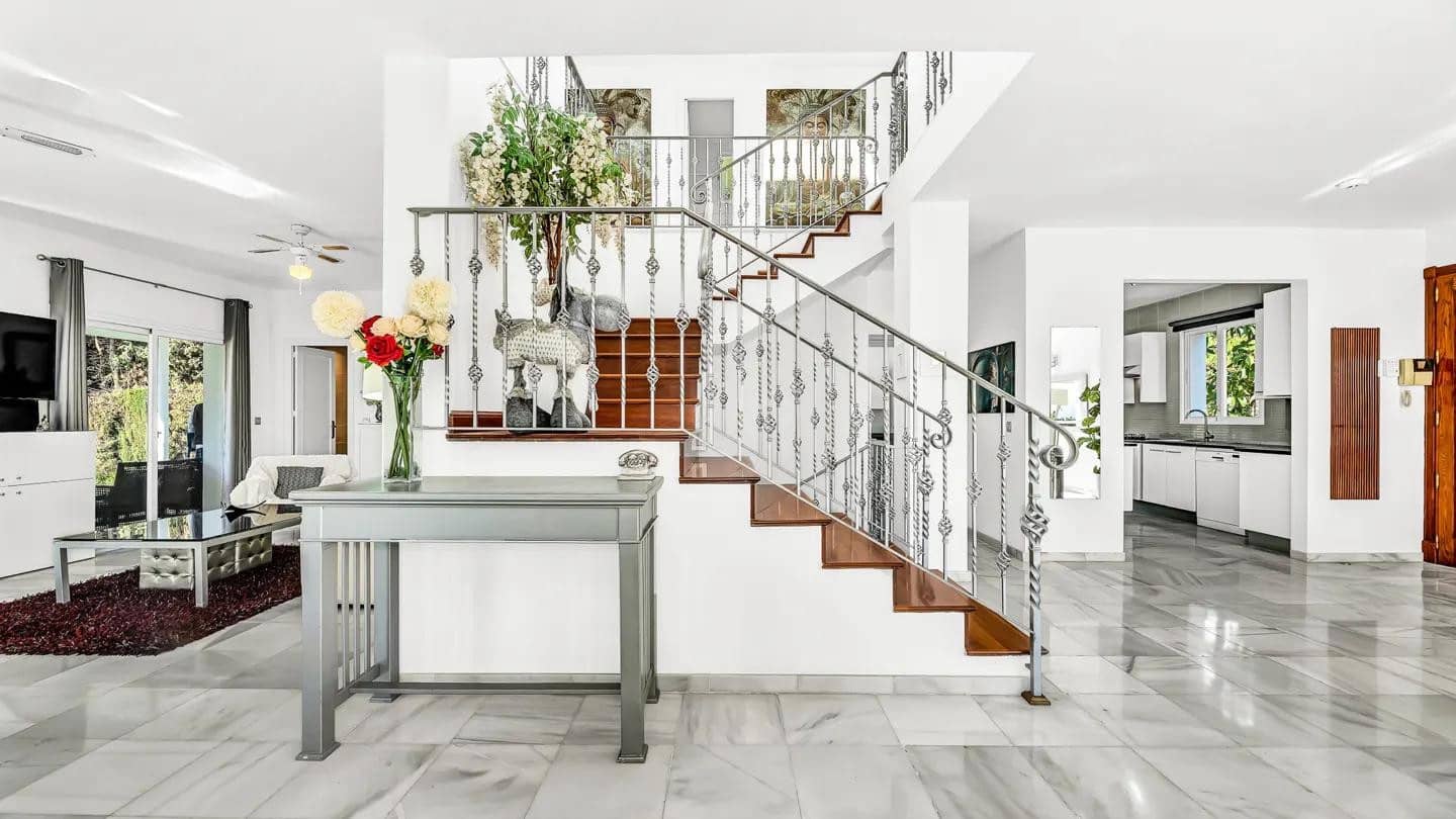 8 makuuhuone Huvila myytävänä paikassa Nueva Andalucia mukana uima-altaan - 2 250 000 € (Ref: 9714850)