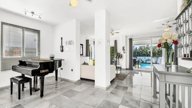8 makuuhuone Huvila myytävänä paikassa La Dama de Noche - La Alzambra, Marbella mukana uima-altaan - 2 250 000 € (Ref: 9714850)