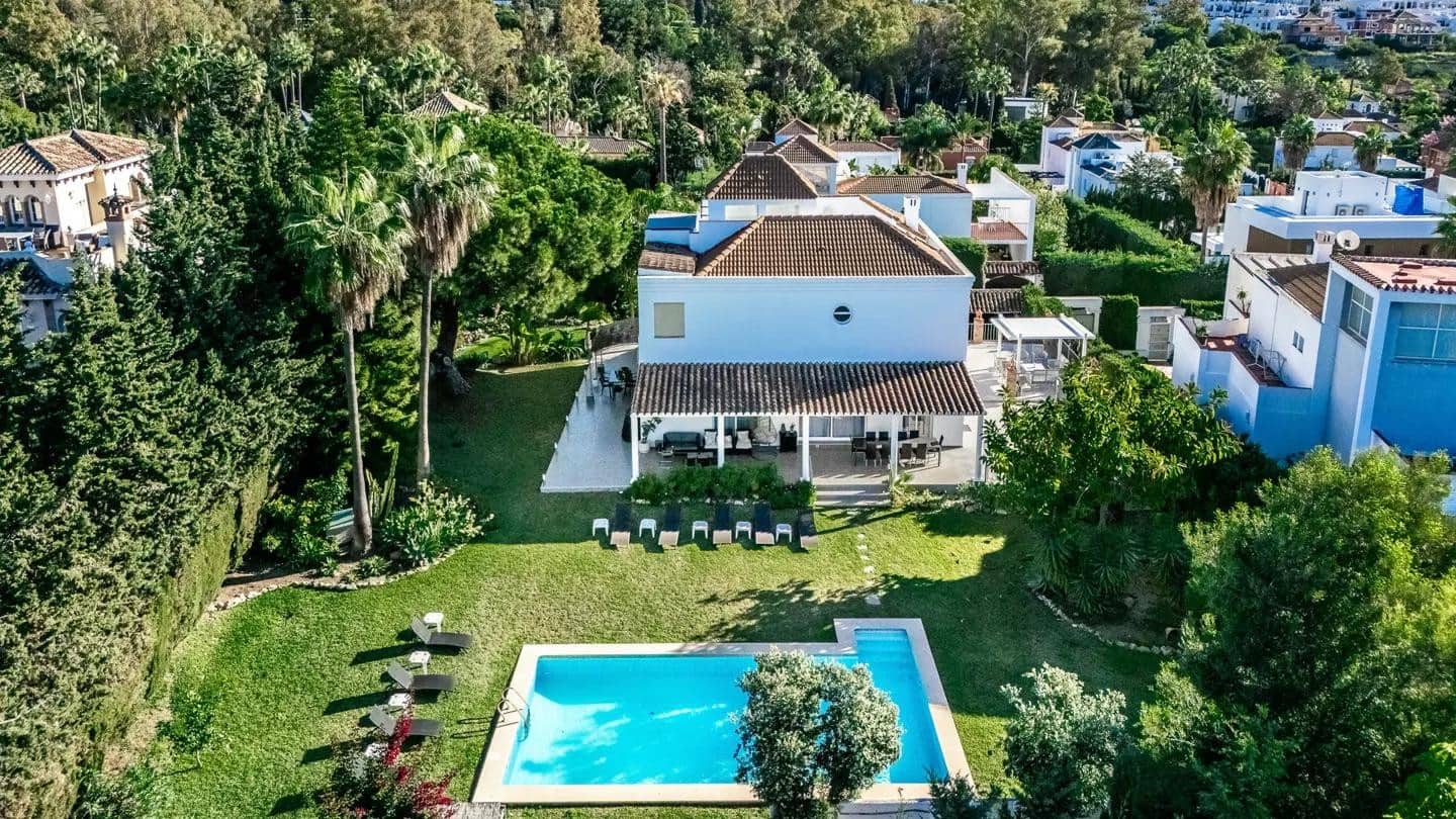 8 makuuhuone Huvila myytävänä paikassa Nueva Andalucia mukana uima-altaan - 2 250 000 € (Ref: 9714850)