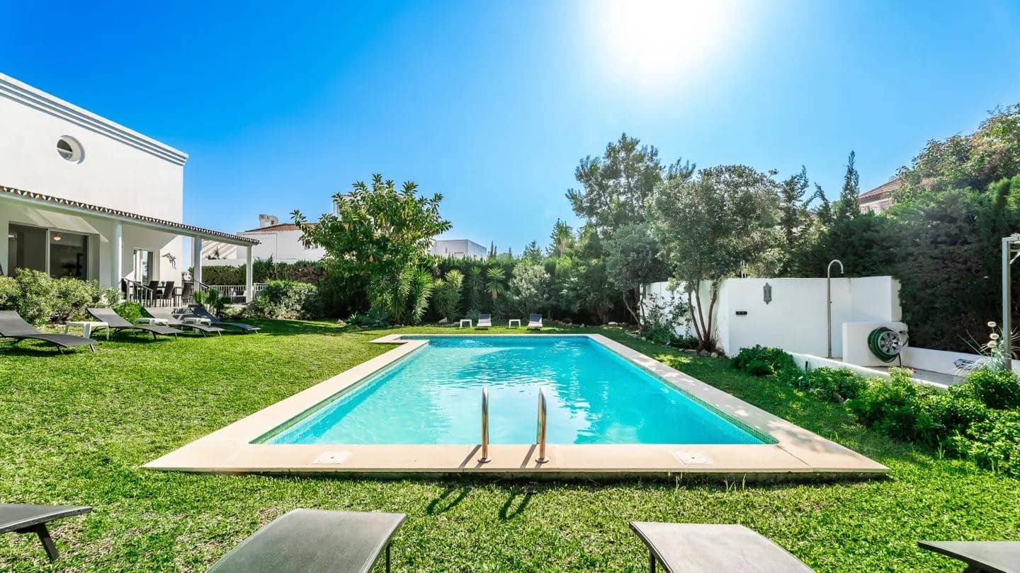 8 makuuhuone Huvila myytävänä paikassa Nueva Andalucia mukana uima-altaan - 2 250 000 € (Ref: 9714850)