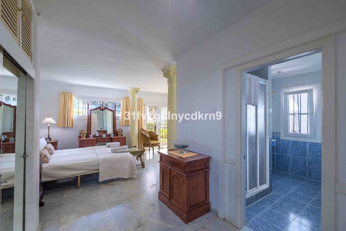 6 bedroom Villa for sale in Estepona with pool - € 1,600,000 (Ref: 9714852)