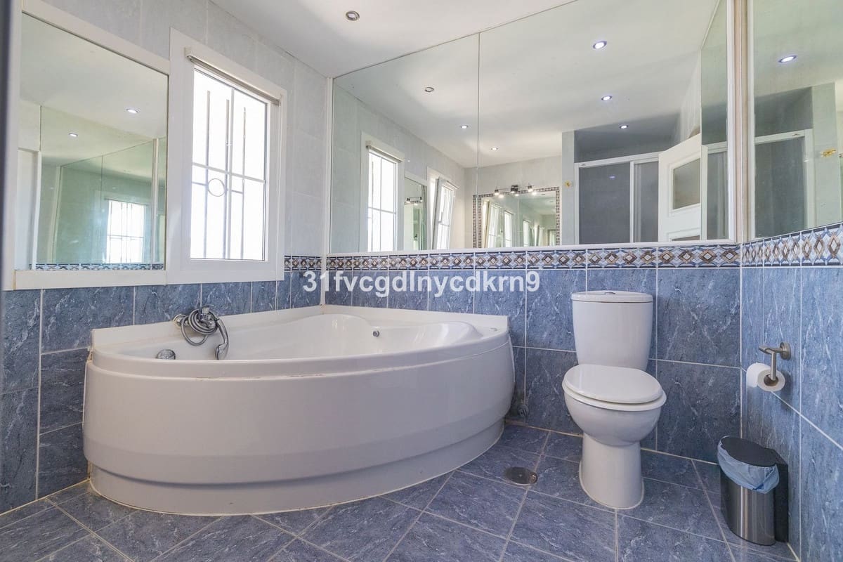 6 bedroom Villa for sale in Estepona with pool - € 1,600,000 (Ref: 9714852)