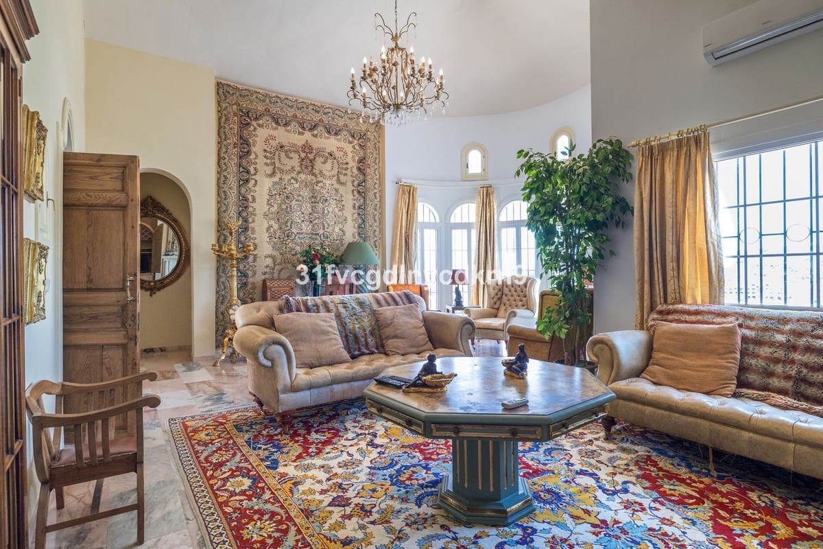 6 bedroom Villa for sale in Estepona with pool - € 1,600,000 (Ref: 9714852)