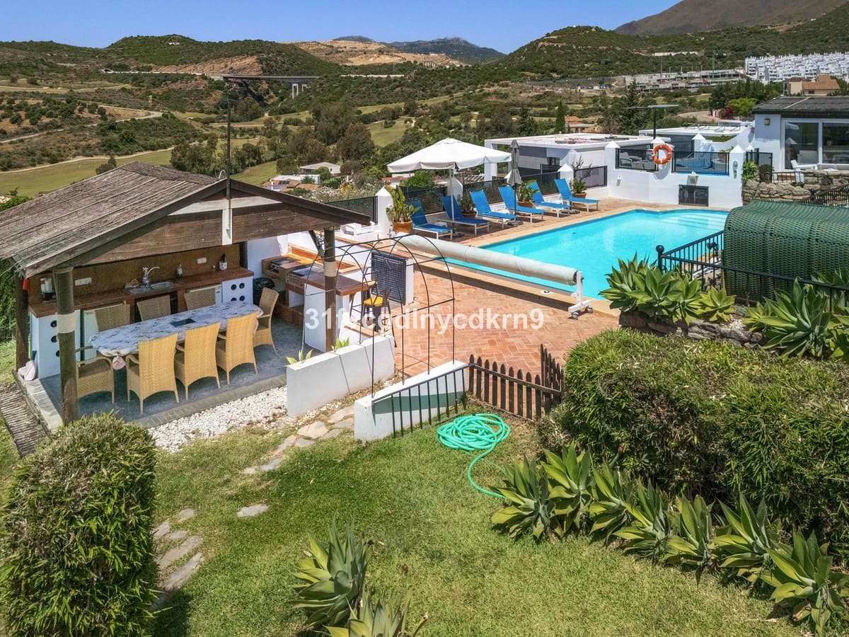 6 bedroom Villa for sale in Estepona with pool - € 1,600,000 (Ref: 9714852)