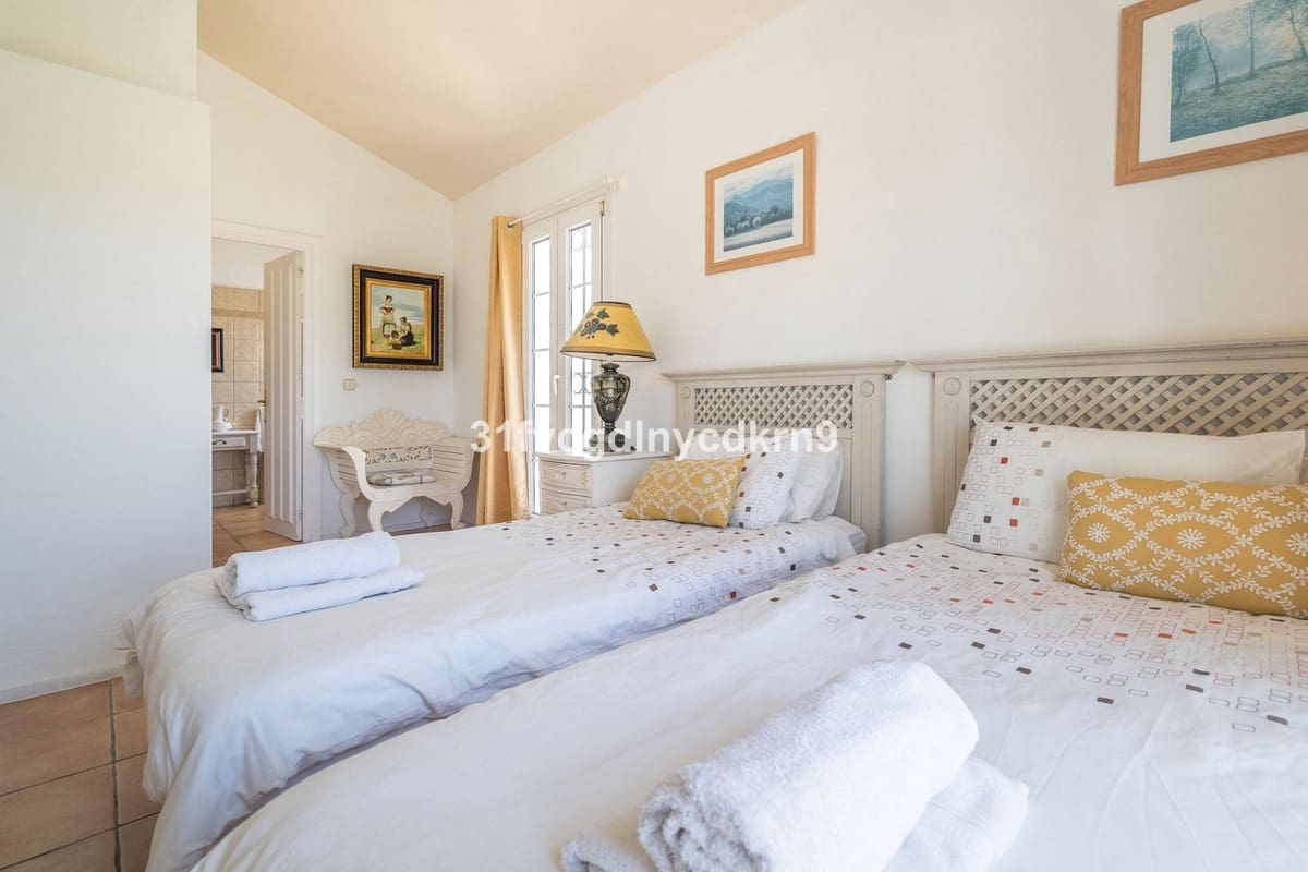 6 bedroom Villa for sale in Estepona with pool - € 1,600,000 (Ref: 9714852)