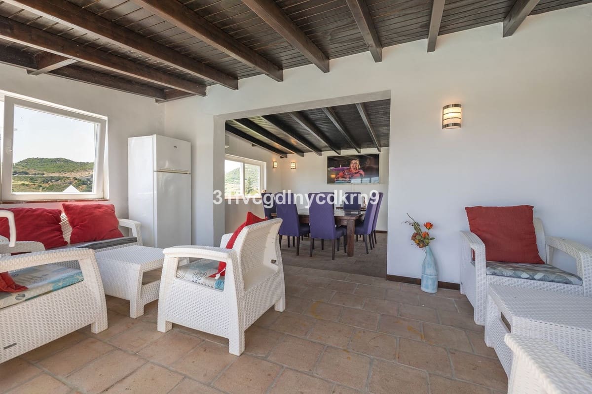 6 bedroom Villa for sale in Estepona with pool - € 1,600,000 (Ref: 9714852)