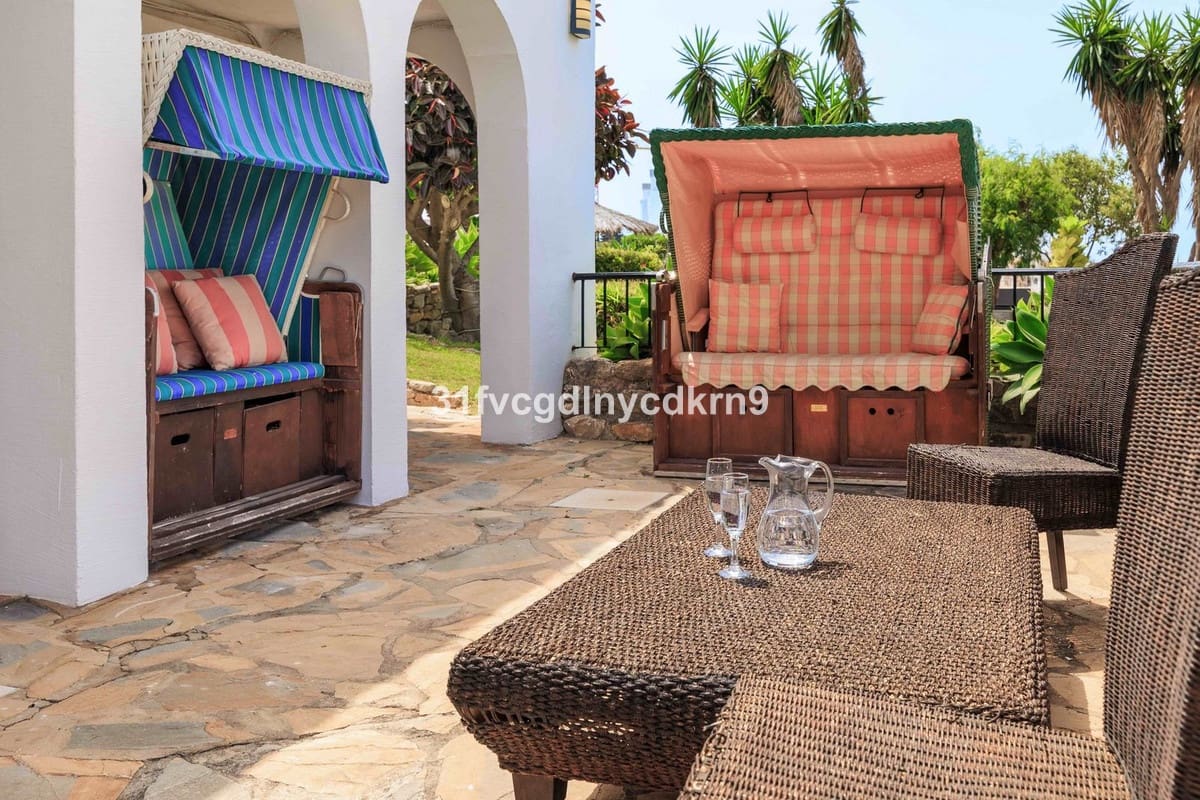 6 bedroom Villa for sale in Estepona with pool - € 1,600,000 (Ref: 9714852)