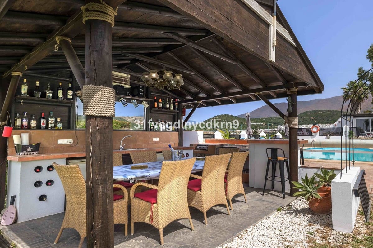 6 bedroom Villa for sale in Estepona with pool - € 1,600,000 (Ref: 9714852)