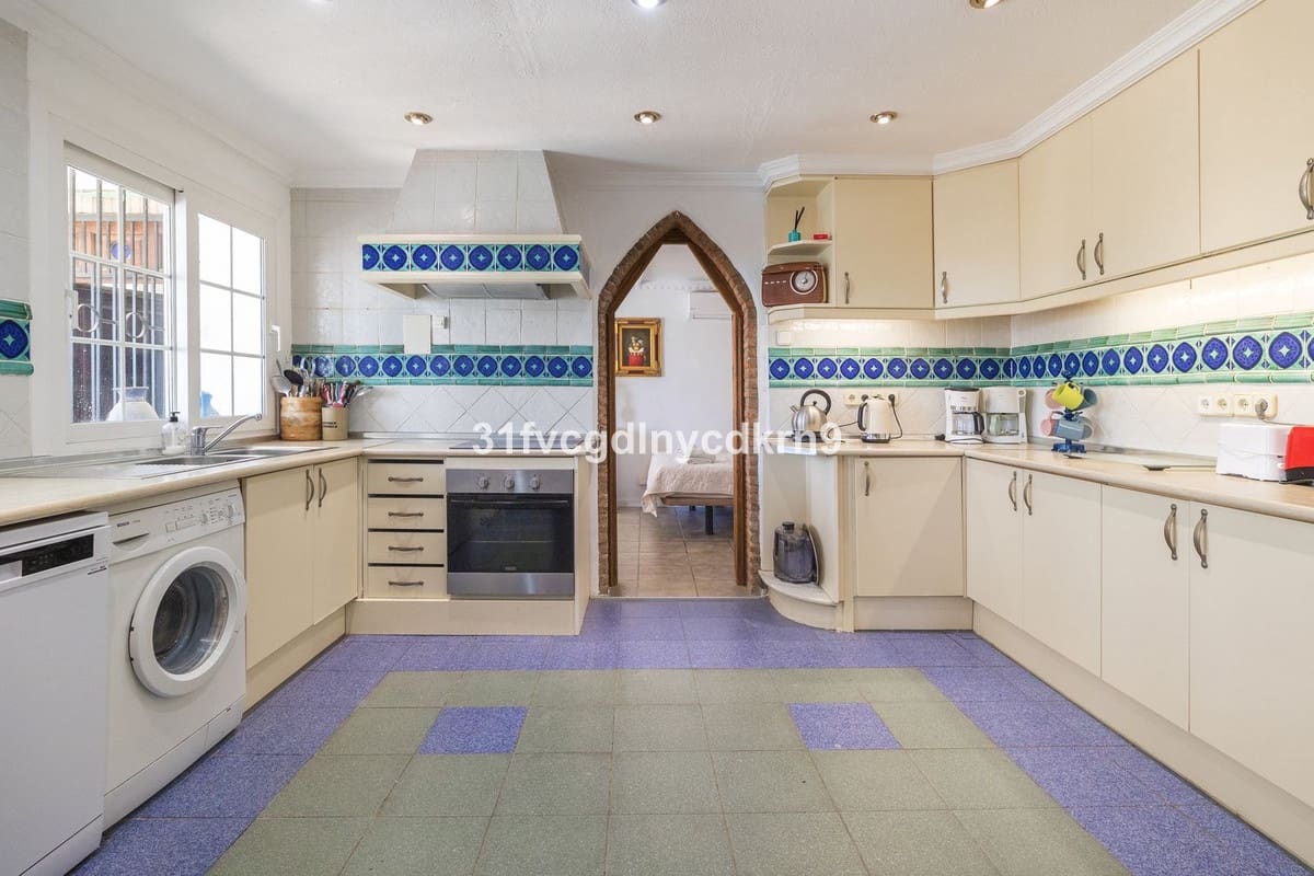 6 bedroom Villa for sale in Estepona with pool - € 1,600,000 (Ref: 9714852)