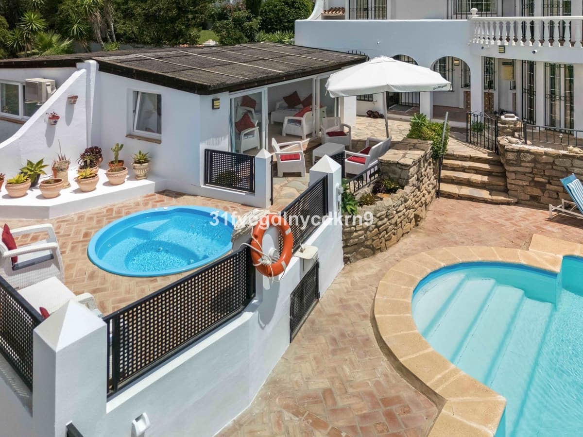 6 bedroom Villa for sale in Estepona with pool - € 1,600,000 (Ref: 9714852)