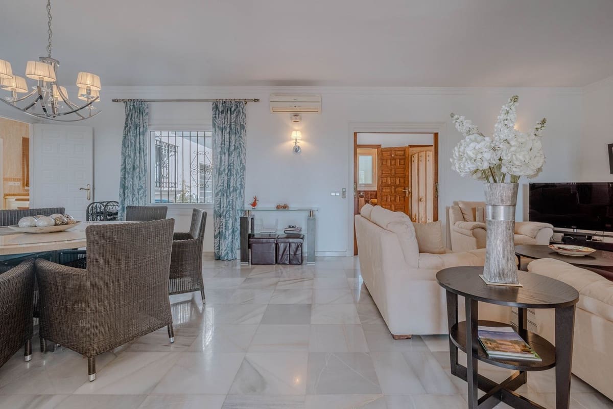 4 soverom Villa til salgs i El Paraiso med svømmebasseng - € 1 600 000 (Ref: 9714853)