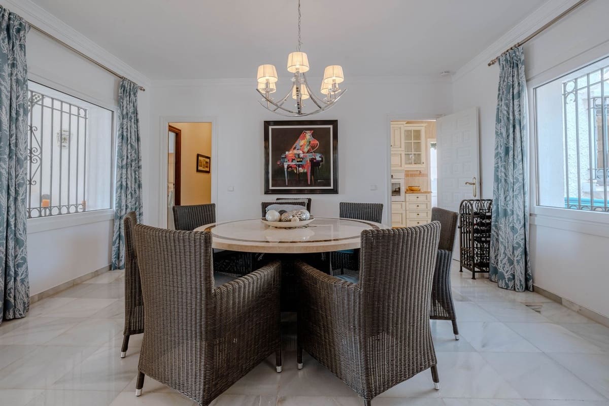 4 soverom Villa til salgs i El Paraiso med svømmebasseng - € 1 600 000 (Ref: 9714853)