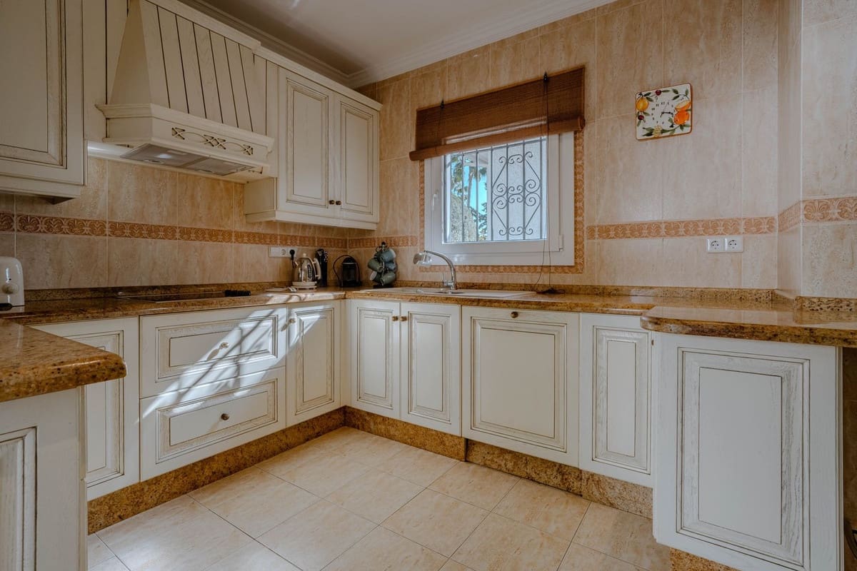 4 soverom Villa til salgs i El Paraiso med svømmebasseng - € 1 600 000 (Ref: 9714853)