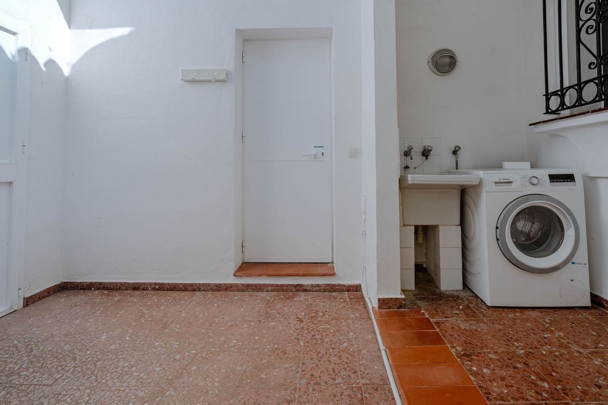4 soverom Villa til salgs i El Paraiso med svømmebasseng - € 1 600 000 (Ref: 9714853)