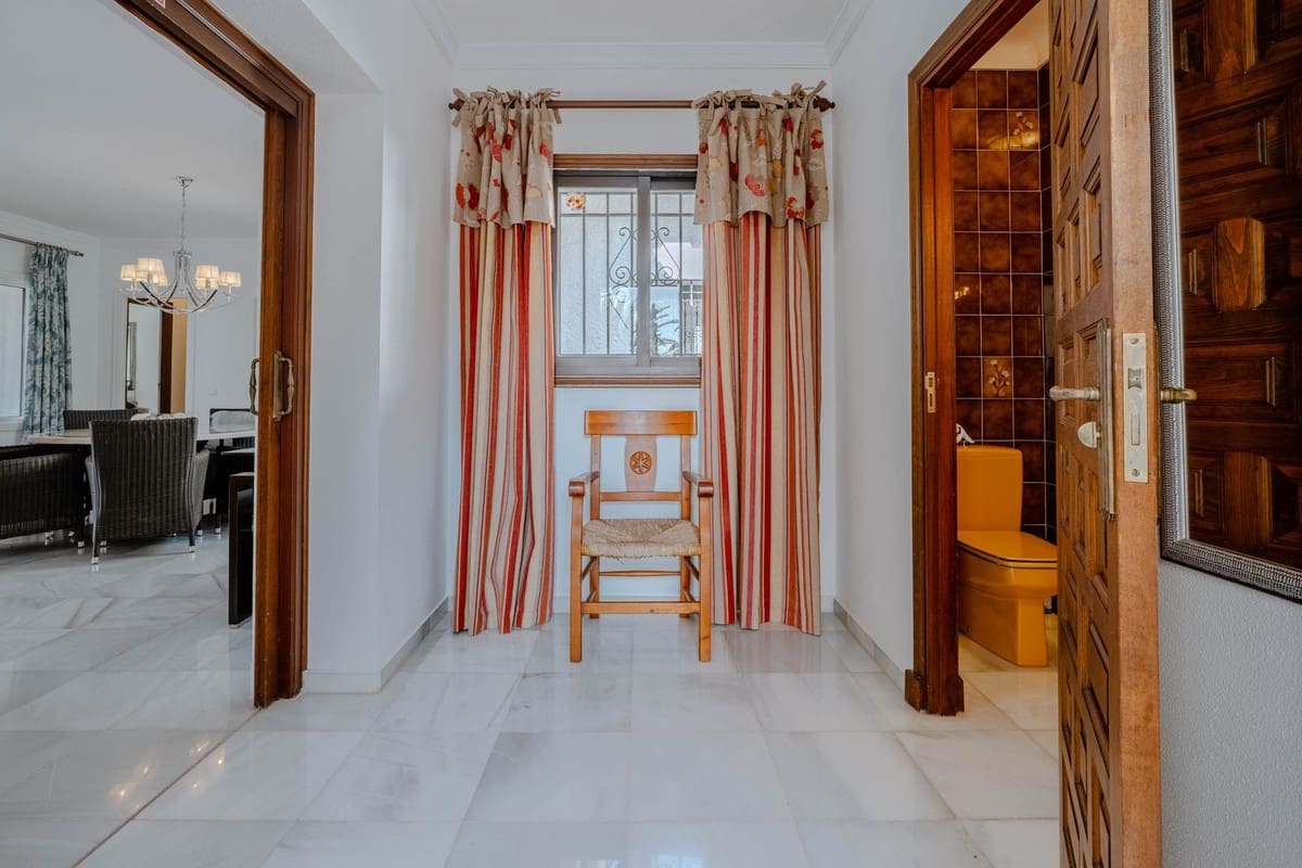 4 soverom Villa til salgs i El Paraiso med svømmebasseng - € 1 600 000 (Ref: 9714853)