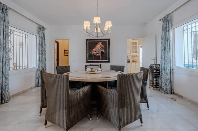 4 Zimmer Villa zu verkaufen in El Paraiso, Estepona mit Pool - 1.600.000 € (Ref: 9714853)