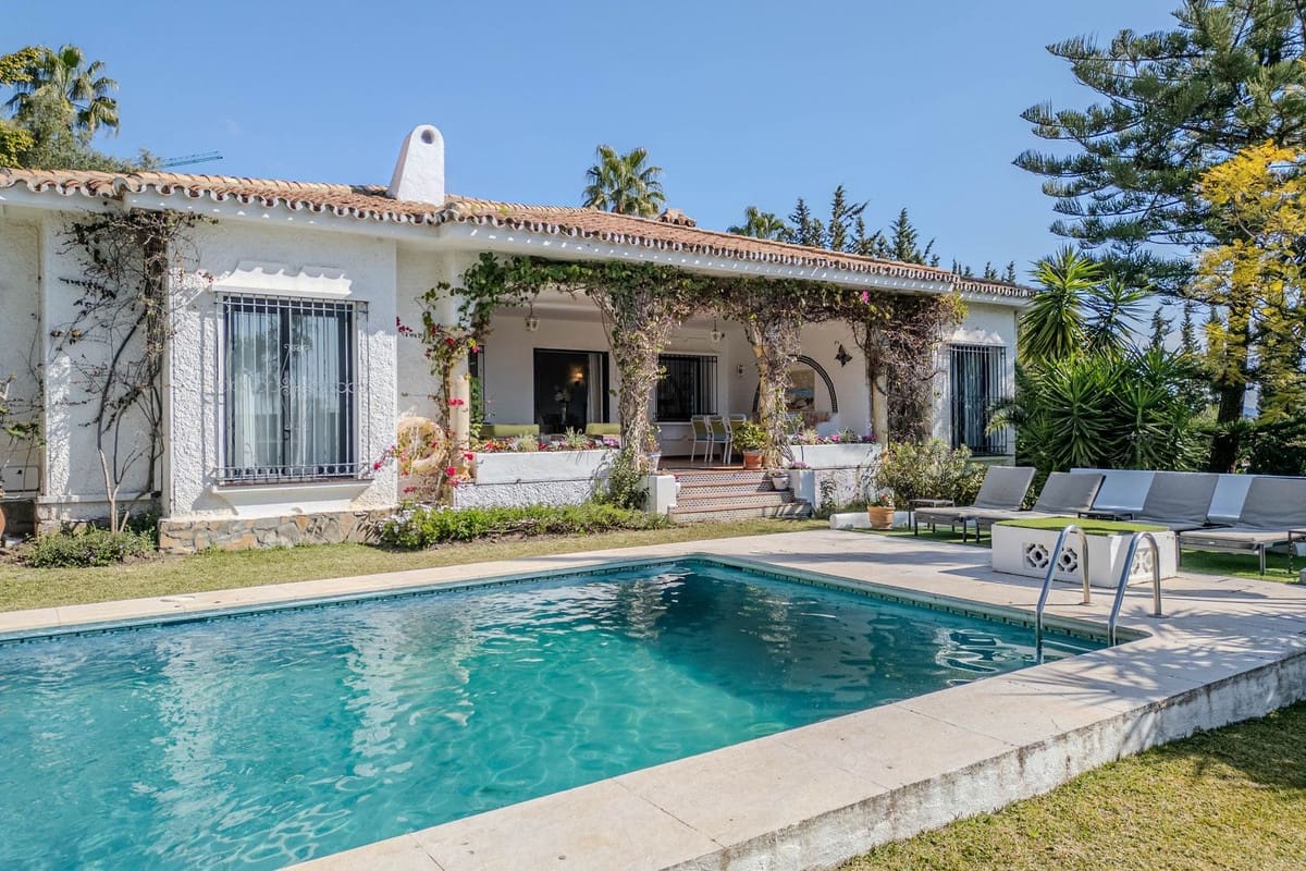 4 soverom Villa til salgs i El Paraiso med svømmebasseng - € 1 600 000 (Ref: 9714853)
