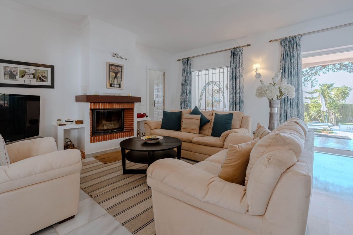 4 soverom Villa til salgs i El Paraiso med svømmebasseng - € 1 600 000 (Ref: 9714853)