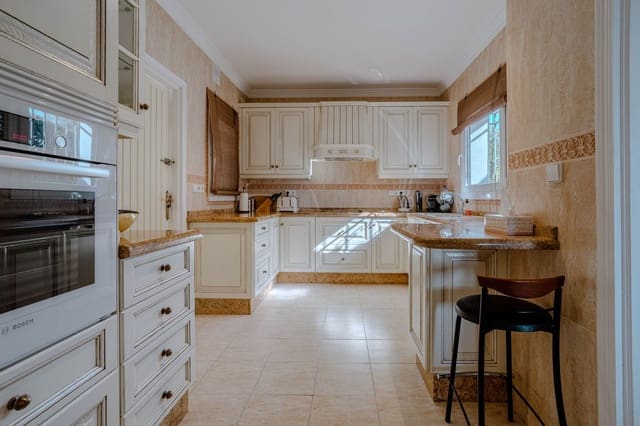 4 Zimmer Villa zu verkaufen in El Paraiso, Estepona mit Pool - 1.600.000 € (Ref: 9714853)