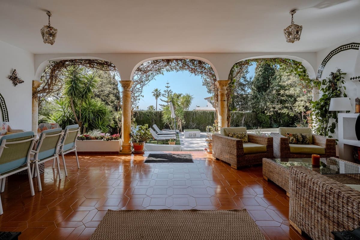 4 soverom Villa til salgs i El Paraiso med svømmebasseng - € 1 600 000 (Ref: 9714853)