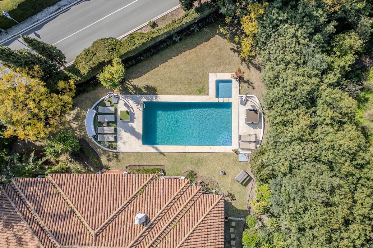 4 soverom Villa til salgs i El Paraiso med svømmebasseng - € 1 600 000 (Ref: 9714853)