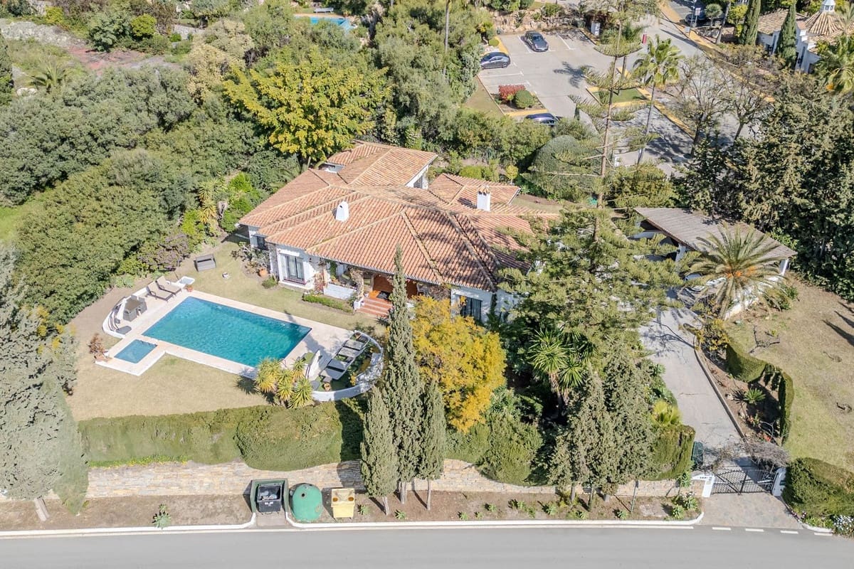 4 soverom Villa til salgs i El Paraiso med svømmebasseng - € 1 600 000 (Ref: 9714853)