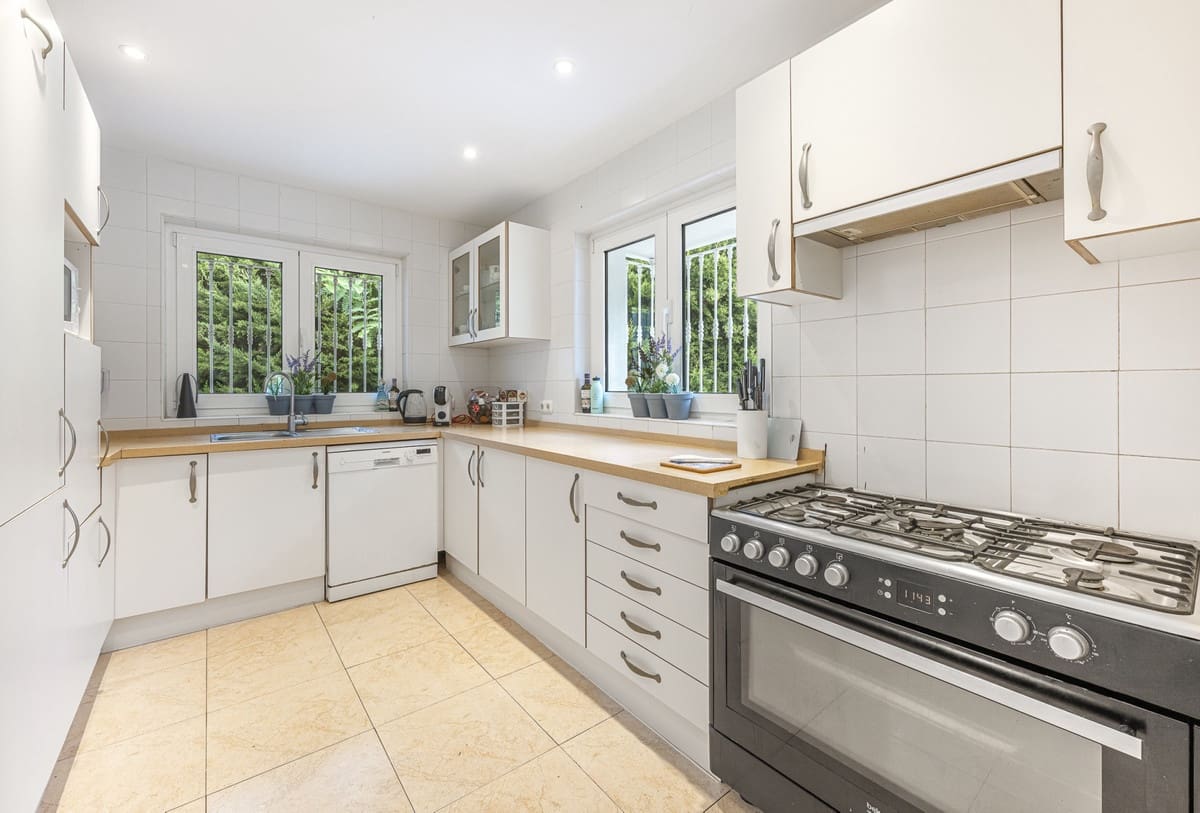 4 Zimmer Villa zu verkaufen in Sotogrande mit Pool - 950.000 € (Ref: 9732019)