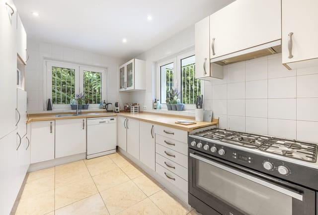 4 Zimmer Villa zu verkaufen in Sotogrande Costa, San Roque mit Pool - 950.000 € (Ref: 9732019)