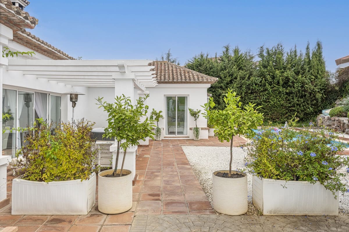 4 Zimmer Villa zu verkaufen in Sotogrande mit Pool - 950.000 € (Ref: 9732019)