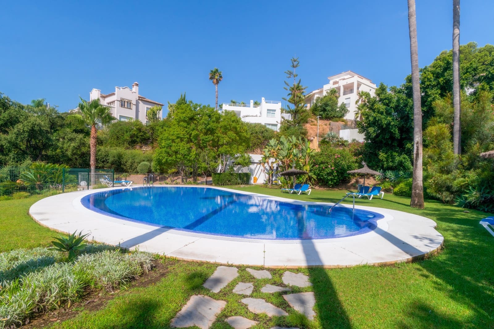 3 quarto Penthouse para venda em Benahavis com piscina garagem - 1 500 000 € (Ref: 9743212)
