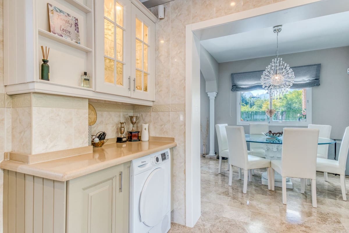 4 Zimmer Villa zu verkaufen in Mijas Costa mit Pool - 1.299.000 € (Ref: 9823275)