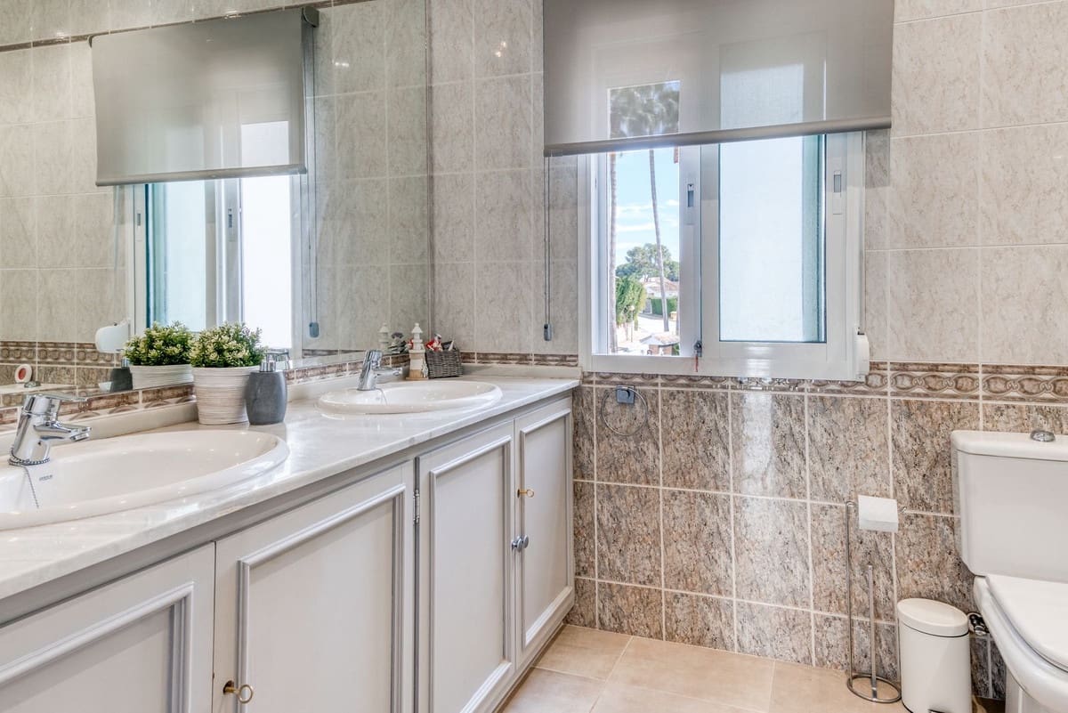 4 Zimmer Villa zu verkaufen in Mijas Costa mit Pool - 1.299.000 € (Ref: 9823275)
