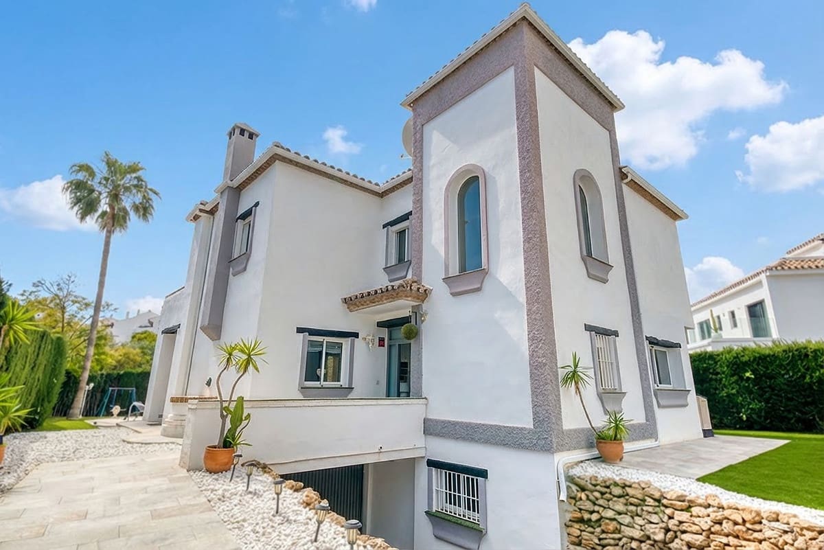 4 Zimmer Villa zu verkaufen in Mijas Costa mit Pool - 1.299.000 € (Ref: 9823275)